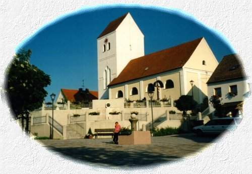 Dorfplatz mit Kirche (und Lupo)